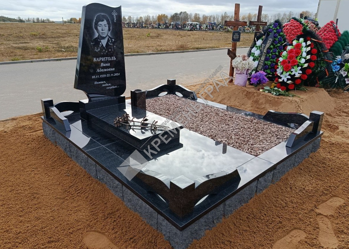 Памятник-парус: гармония черного и коричневого гранита - Минск / 2025 г.