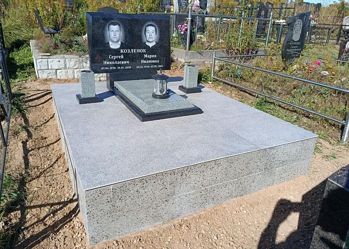 Двойной горизонтальный памятник и благоустройство участка с уклоном - Минск / 2025 г.
